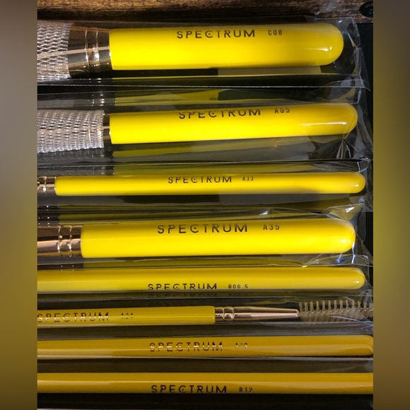 RARE Spectrum x Winnie The Pooh Makeup Bag, Brush Set, Brush & Blending Sponges - Picture 10 of 16